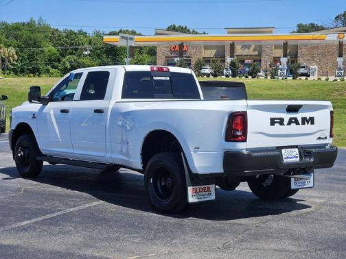 Bright White Clearcoat 2026 RAM 3500 Tradesman Crew Cab 4x4 8' Box