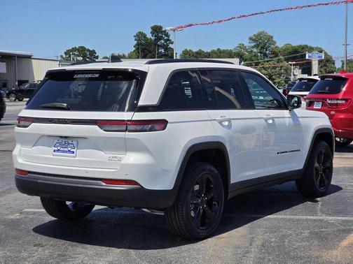 Bright White Clearcoat 2026 Jeep Grand Cherokee Limited