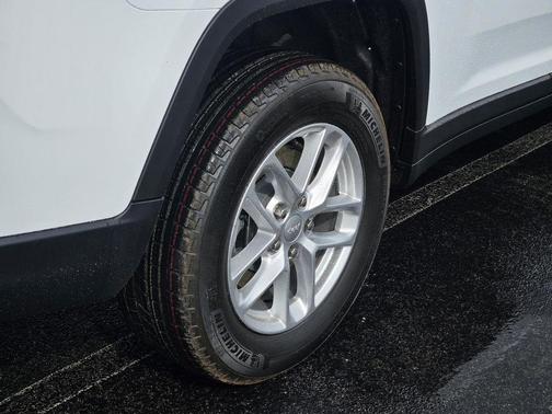Bright White Clearcoat 2026 Jeep Grand Cherokee L Laredo