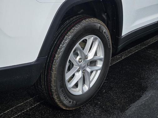 Bright White Clearcoat 2026 Jeep Grand Cherokee L Laredo