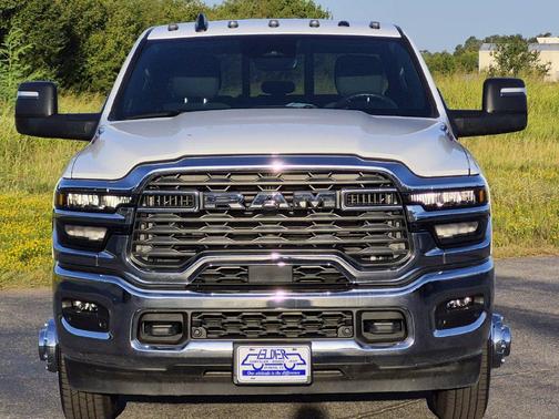 Bright White Clearcoat 2026 RAM 3500 Tradesman Crew Cab 4x4 8' Box