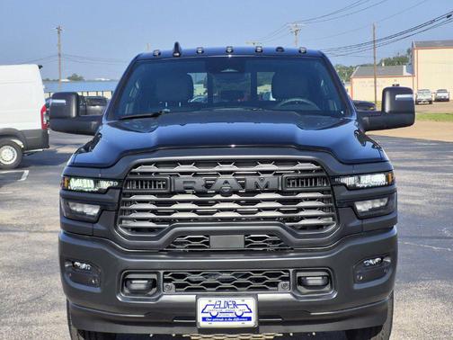 Diamond Black Crystal Pearlcoat 2026 RAM 2500 Tradesman Crew Cab 4x4 6'4' Box