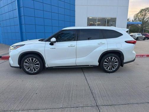 Blizzard Pearl 2021 Toyota Highlander Hybrid Platinum