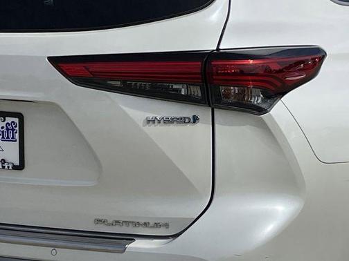Blizzard Pearl 2021 Toyota Highlander Hybrid Platinum