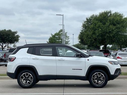 Bright White Clearcoat 2025 Jeep Compass Trailhawk