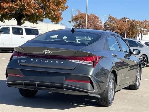 2024 Hyundai ELANTRA SE
