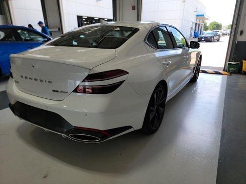 Uyuni White 2023 Genesis G70 3.3T AWD