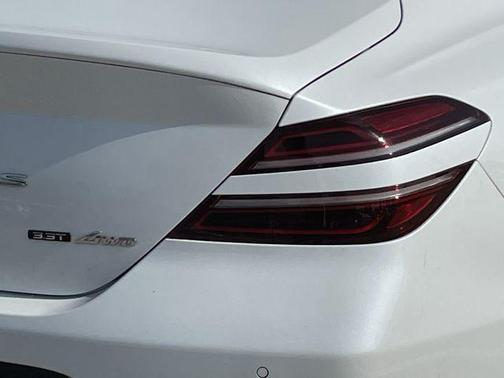 Uyuni White 2023 Genesis G70 3.3T AWD