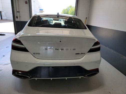 Uyuni White 2023 Genesis G70 3.3T AWD