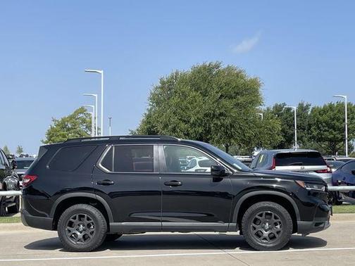 Crystal Black Pearl 2025 Honda Pilot TrailSport
