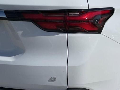 Summit White 2023 Chevrolet Traverse LT Leather