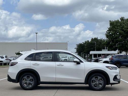 Platinum White Pearl 2026 Honda HR-V LX