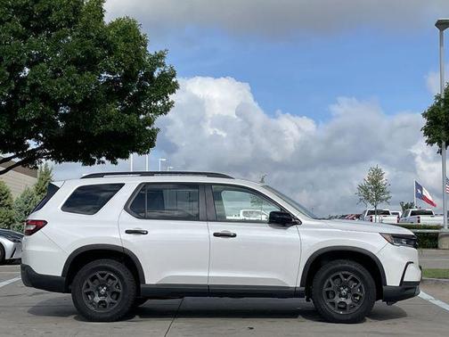 Platinum White Pearl 2024 Honda Pilot TrailSport