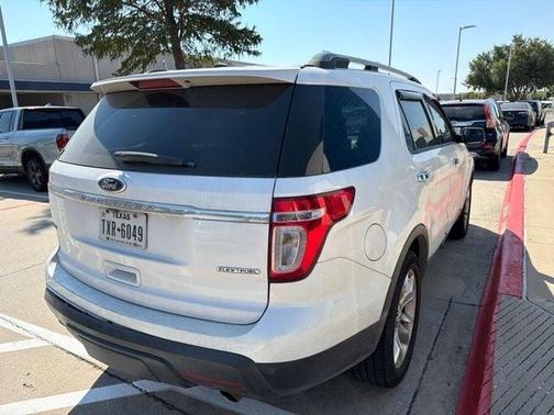 White Platinum Clearcoat Metallic 2014 Ford Explorer XLT