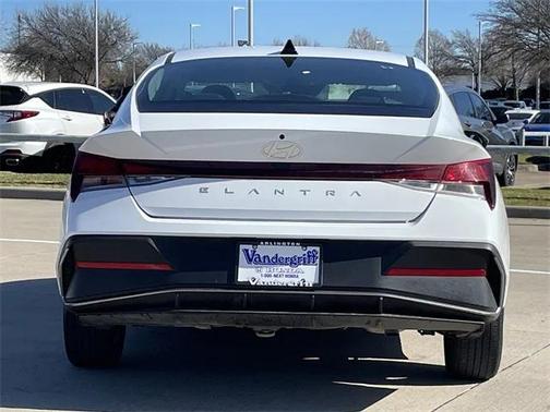 2024 Hyundai ELANTRA SE