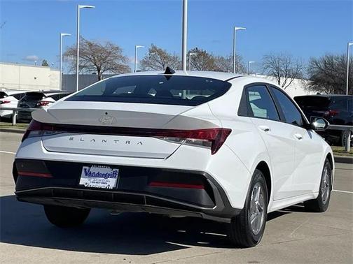 2024 Hyundai ELANTRA SE