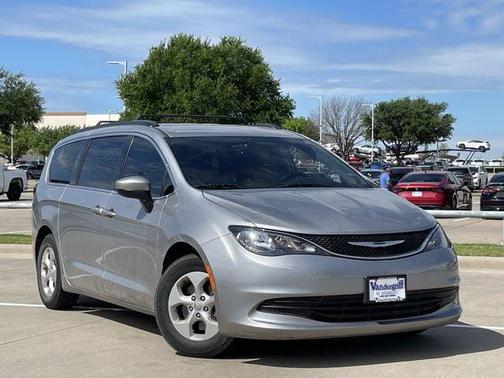 Billet Silver Metallic Clearcoat 2017 Chrysler Pacifica LX