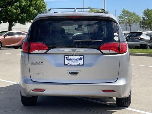 Billet Silver Metallic Clearcoat 2017 Chrysler Pacifica LX