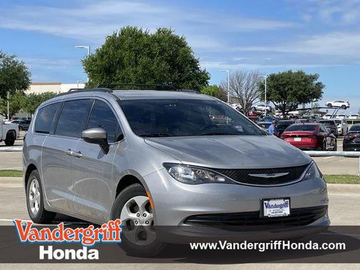 Billet Silver Metallic Clearcoat 2017 Chrysler Pacifica LX