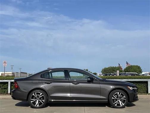 2024 Volvo S60 B5 Core Dark Theme