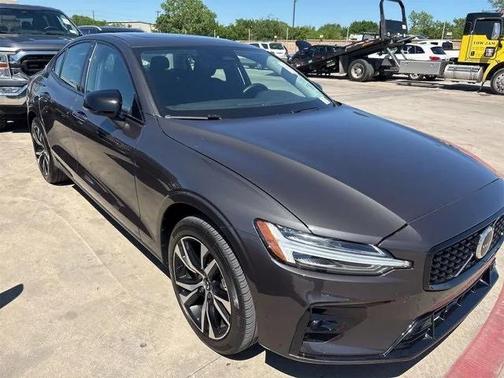2024 Volvo S60 B5 Core Dark Theme