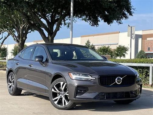 2024 Volvo S60 B5 Core Dark Theme