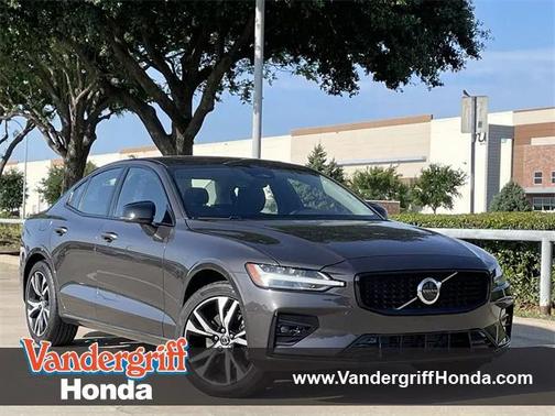 2024 Volvo S60 B5 Core Dark Theme