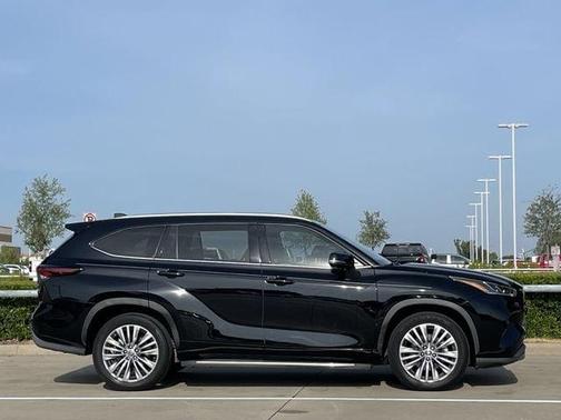 Midnight Black 2024 Toyota Highlander Platinum