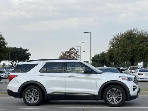 Oxford White 2021 Ford Explorer XLT