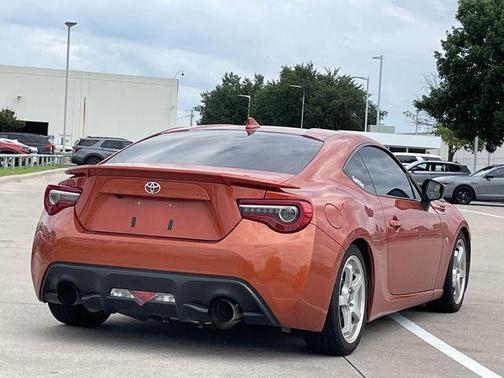 Hot Lava 2017 Toyota 86 SE
