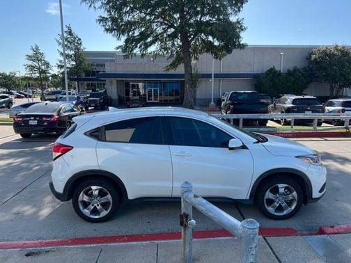 Platinum White Pearl 2021 Honda HR-V LX