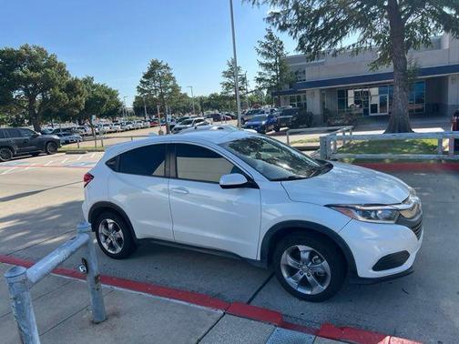 Platinum White Pearl 2021 Honda HR-V LX