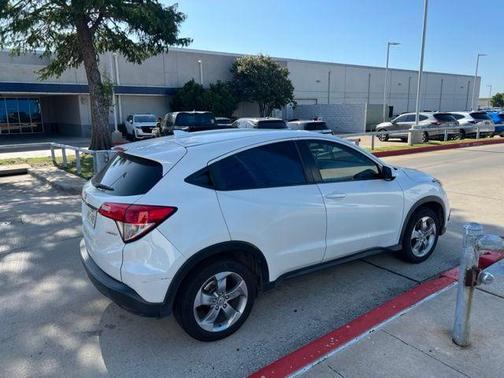 Platinum White Pearl 2021 Honda HR-V LX