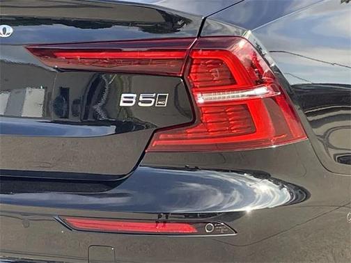 2024 Volvo S60 B5 Plus Dark Theme