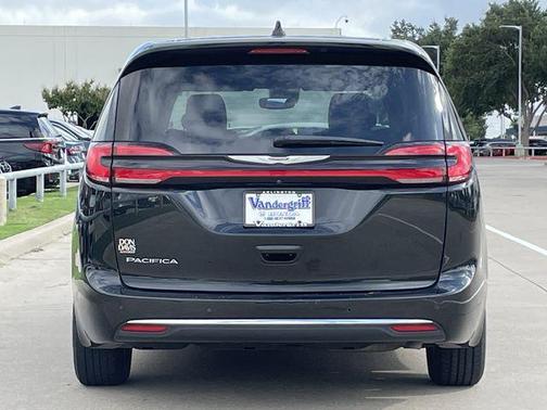 Brilliant Black Crystal Pearlcoat 2023 Chrysler Pacifica Touring L