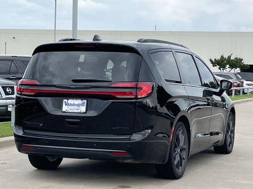 Diamond Black Crystal Pearlcoat 2025 Chrysler Pacifica Limited