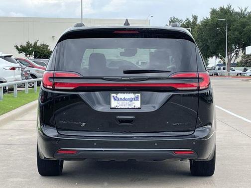 Diamond Black Crystal Pearlcoat 2025 Chrysler Pacifica Limited