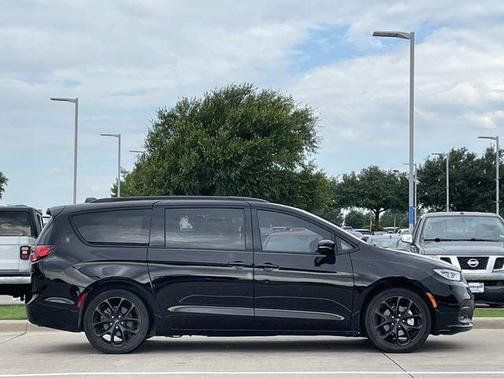 Diamond Black Crystal Pearlcoat 2025 Chrysler Pacifica Limited