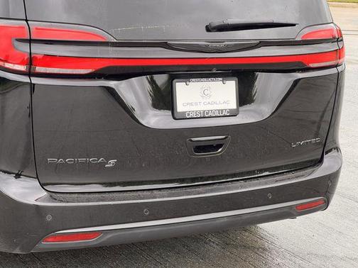 Diamond Black Crystal Pearlcoat 2025 Chrysler Pacifica Limited