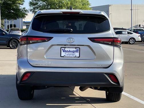 Magnetic Gray Metallic 2024 Toyota Highlander LE