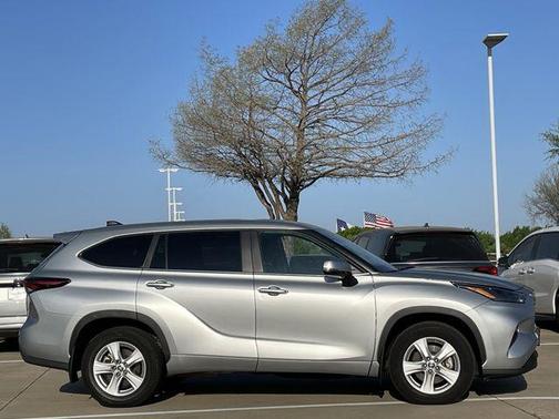 Magnetic Gray Metallic 2024 Toyota Highlander LE