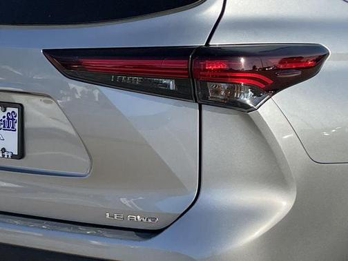 Magnetic Gray Metallic 2024 Toyota Highlander LE