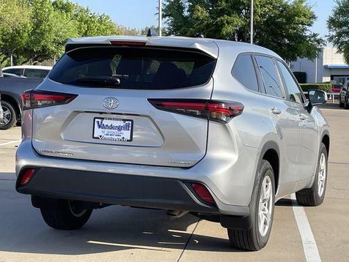 Magnetic Gray Metallic 2024 Toyota Highlander LE