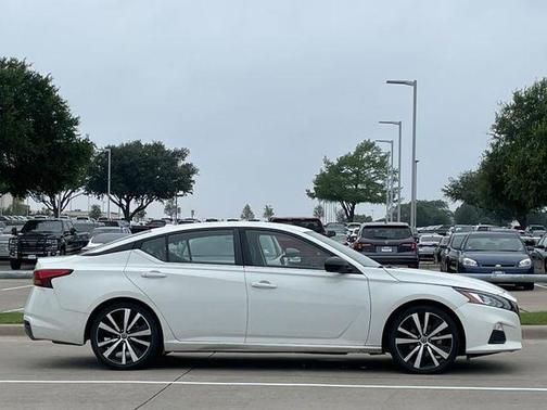 Pearl White Tricoat 2022 Nissan Altima SR FWD