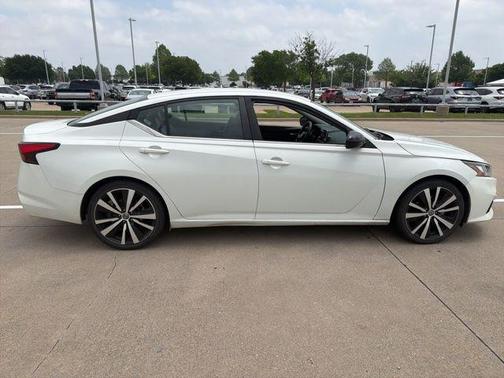 Pearl White Tricoat 2022 Nissan Altima SR FWD