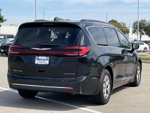 Brilliant Black Crystal Pearlcoat 2022 Chrysler Pacifica Limited
