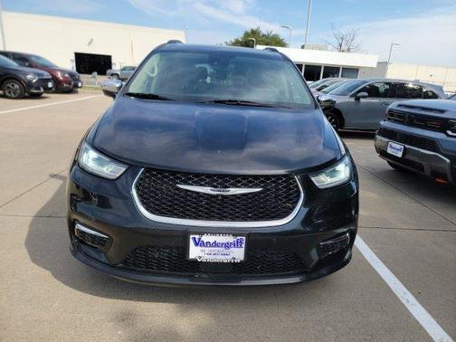 Brilliant Black Crystal Pearlcoat 2022 Chrysler Pacifica Limited