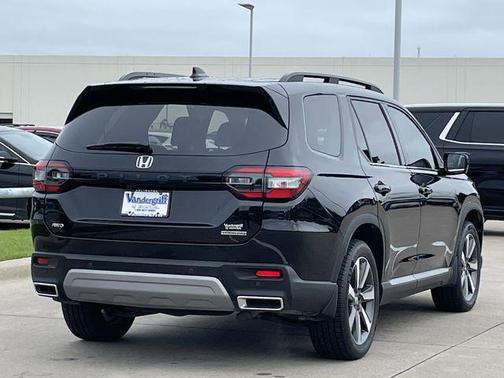 Crystal Black Pearl 2024 Honda Pilot Touring 8-Passenger