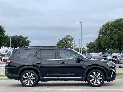 Crystal Black Pearl 2024 Honda Pilot Touring 8-Passenger