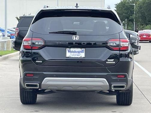 Crystal Black Pearl 2024 Honda Pilot Touring 8-Passenger